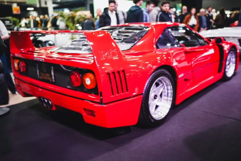 Voiture expos&eacute;e &agrave; R&eacute;tromobile Paris 2025