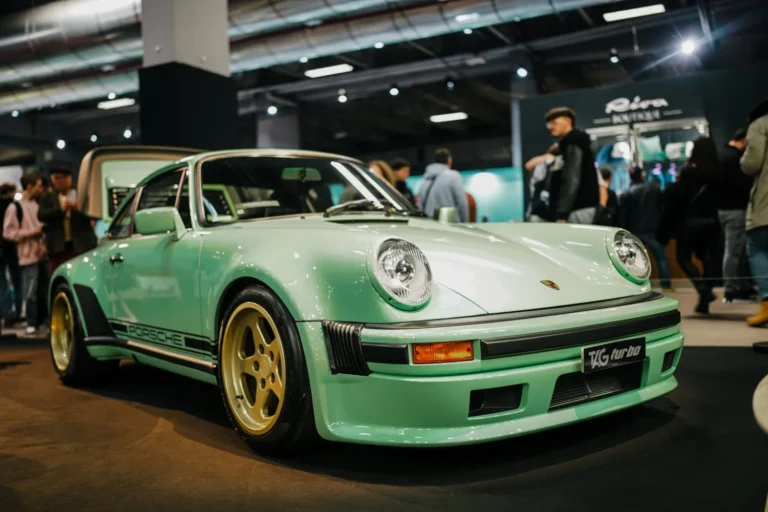 Voiture expos&eacute;e &agrave; R&eacute;tromobile Paris 2025