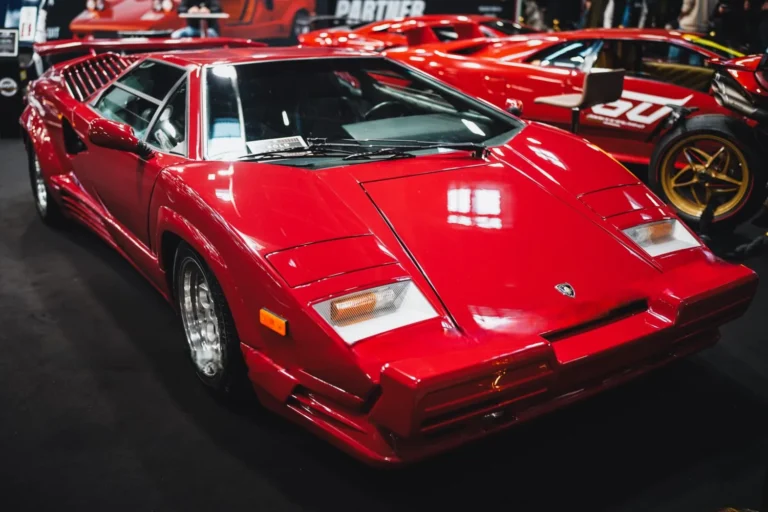 Voiture expos&eacute;e &agrave; R&eacute;tromobile Paris 2025