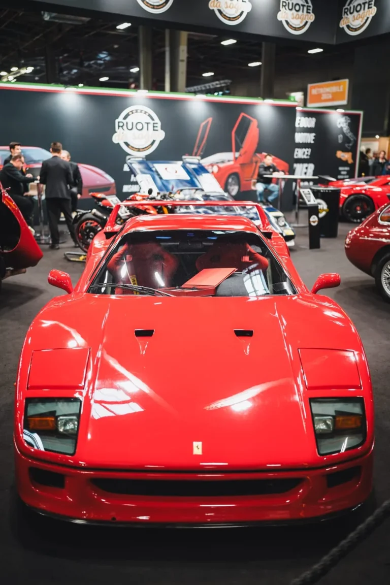 Voiture expos&eacute;e &agrave; R&eacute;tromobile Paris 2025