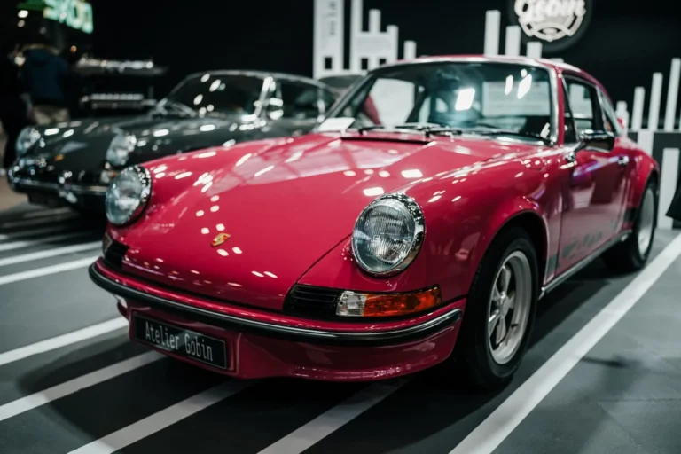 Voiture expos&eacute;e &agrave; R&eacute;tromobile Paris 2025