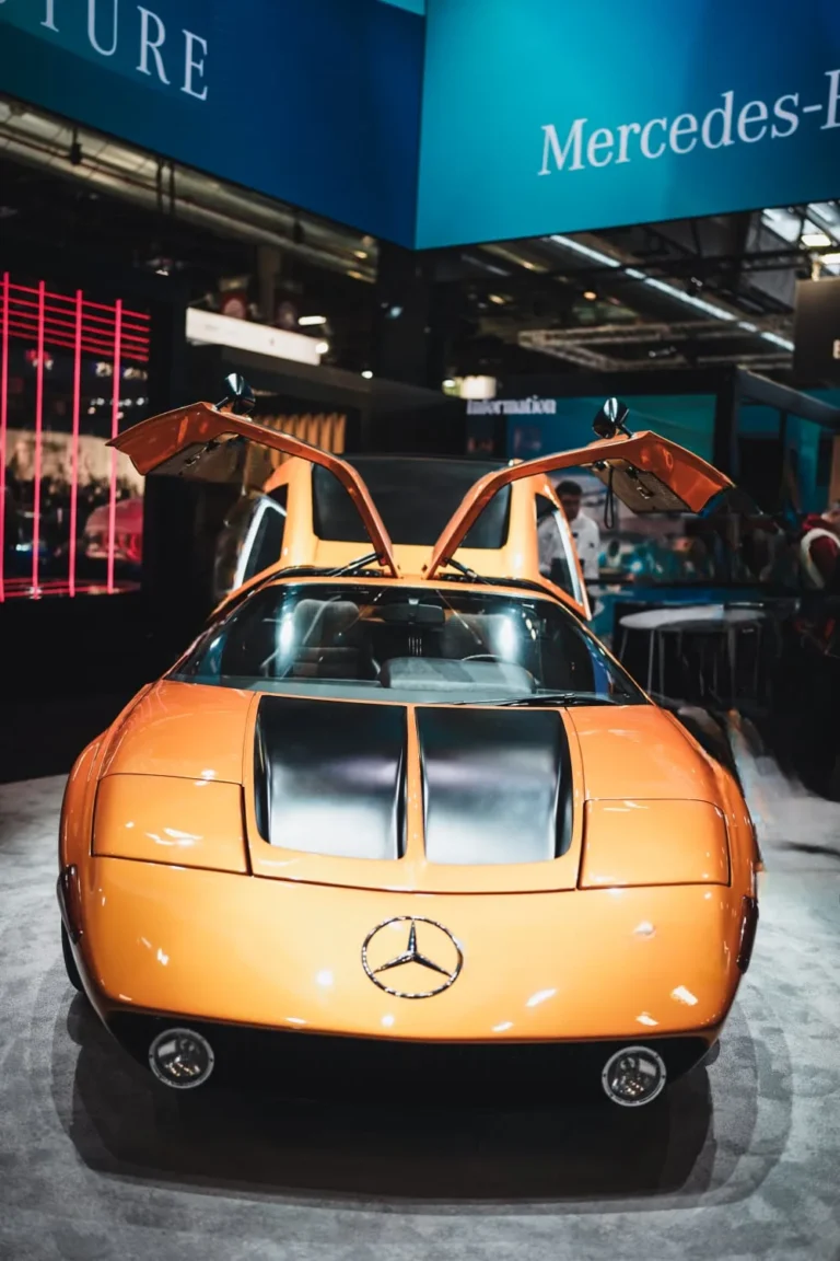 Voiture expos&eacute;e &agrave; R&eacute;tromobile Paris 2025