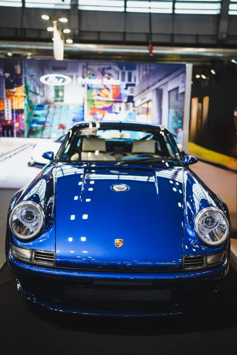 Voiture expos&eacute;e &agrave; R&eacute;tromobile Paris 2025