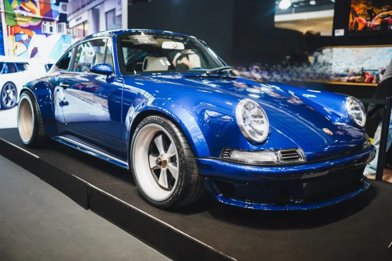Voiture expos&eacute;e &agrave; R&eacute;tromobile Paris 2025