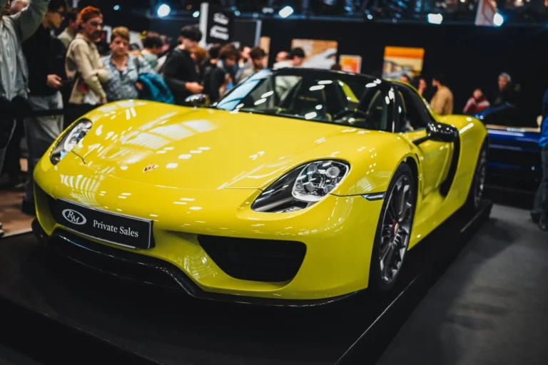 Voiture expos&eacute;e &agrave; R&eacute;tromobile Paris 2025