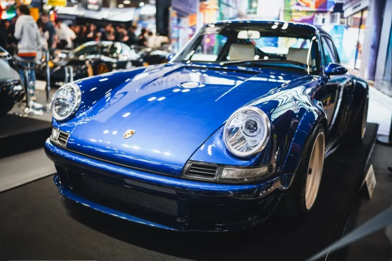 Voiture expos&eacute;e &agrave; R&eacute;tromobile Paris 2025