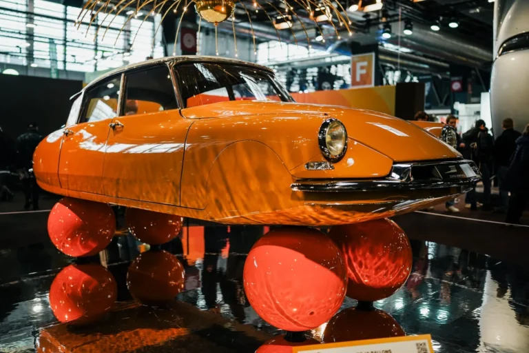 Voiture de collection et mise en sc&egrave;ne lumineuse &agrave; R&eacute;tromobile Paris 2025