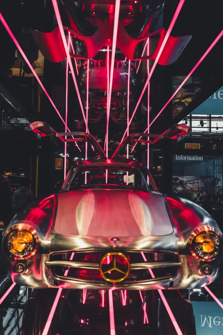 Voiture de collection et mise en sc&egrave;ne lumineuse &agrave; R&eacute;tromobile Paris 2025