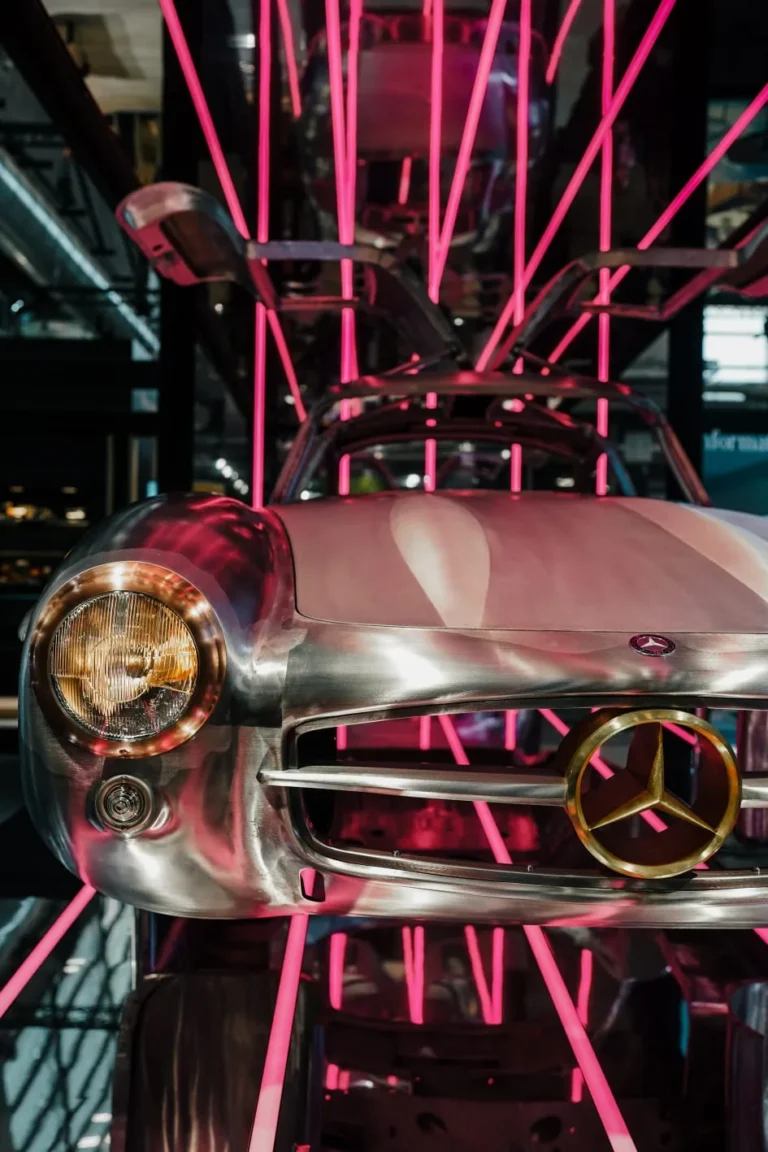 Voiture de collection et mise en sc&egrave;ne lumineuse &agrave; R&eacute;tromobile Paris 2025
