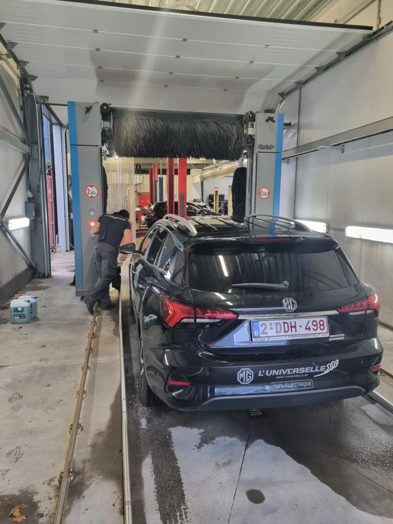 Installation de lavage et v&eacute;hicule en cours de traitement avec la gamme Cartec Royal Care