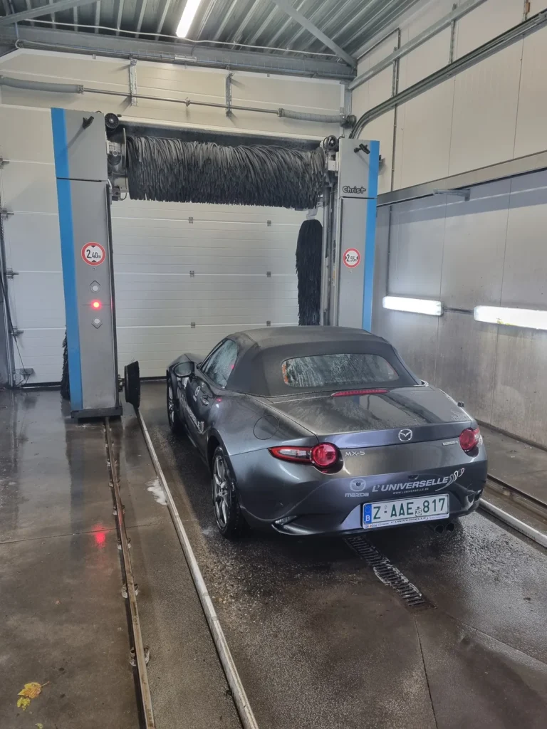 Installation de lavage et v&eacute;hicule en cours de traitement avec la gamme Cartec Royal Care