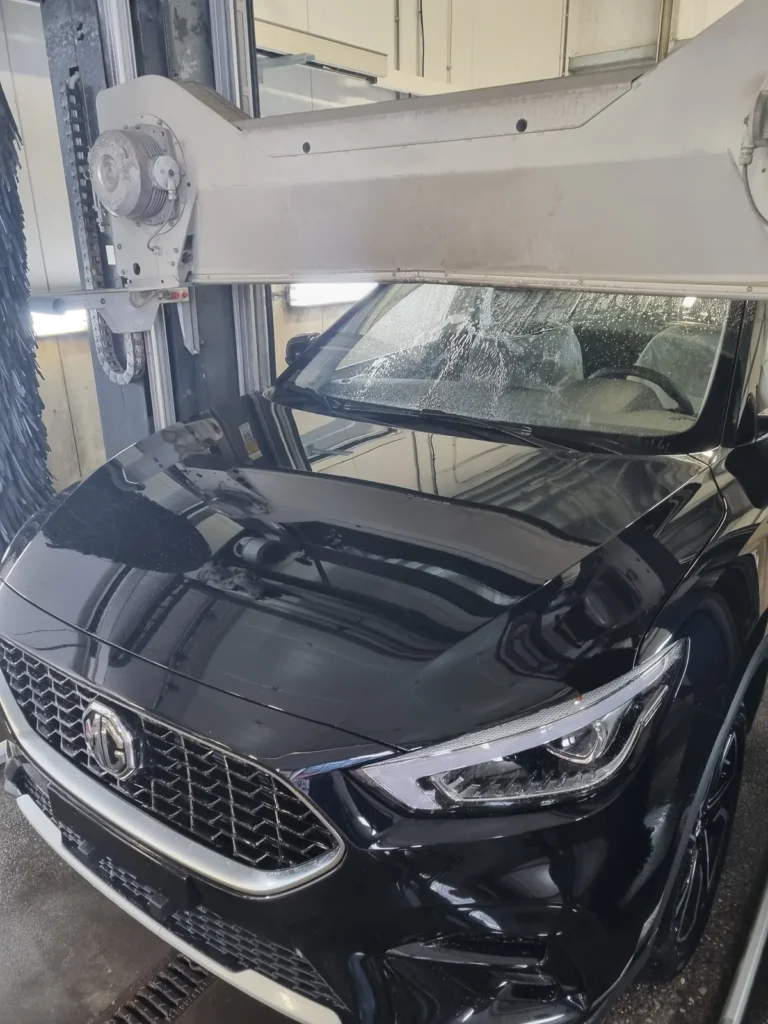 Installation de lavage et v&eacute;hicule en cours de traitement avec la gamme Cartec Royal Care