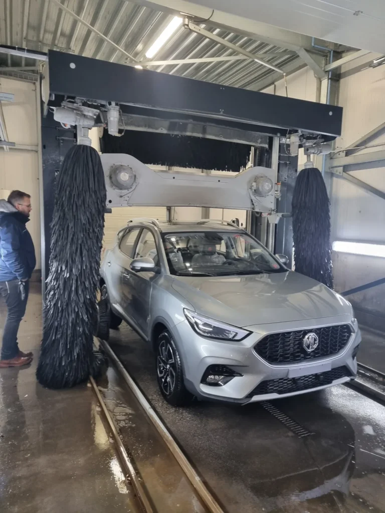 Installation de lavage et v&eacute;hicule en cours de traitement avec la gamme Cartec Royal Care