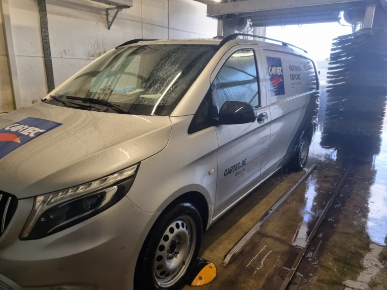 Installation de lavage et v&eacute;hicule en cours de traitement avec la gamme Cartec Royal Care