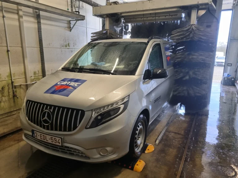 Installation de lavage et v&eacute;hicule en cours de traitement avec la gamme Cartec Royal Care