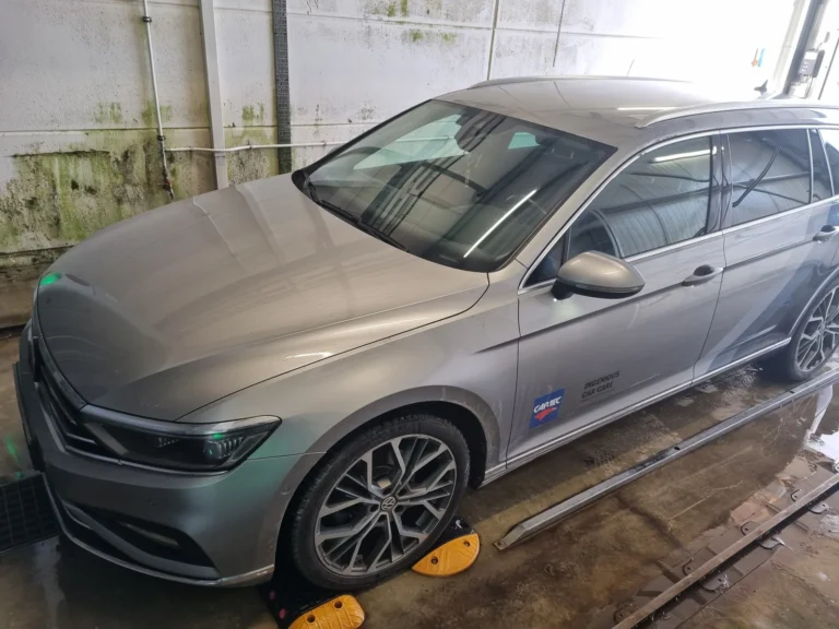 Installation de lavage et v&eacute;hicule en cours de traitement avec la gamme Cartec Royal Care