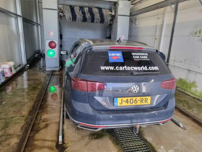 Installation de lavage et v&eacute;hicule en cours de traitement avec la gamme Cartec Royal Care