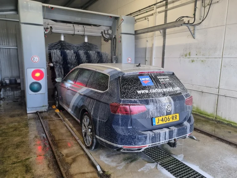 Installation de lavage et v&eacute;hicule en cours de traitement avec la gamme Cartec Royal Care