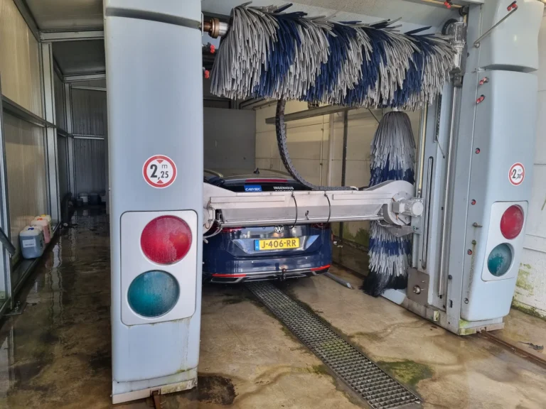 Installation de lavage et v&eacute;hicule en cours de traitement avec la gamme Cartec Royal Care