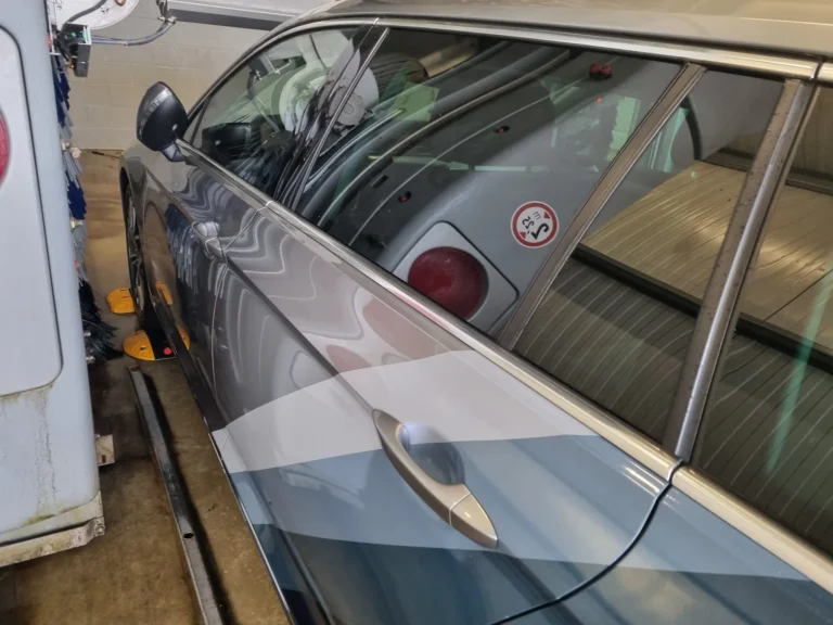 Installation de lavage et v&eacute;hicule en cours de traitement avec la gamme Cartec Royal Care