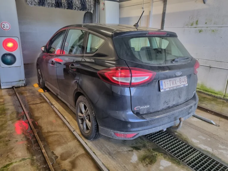 Installation de lavage et v&eacute;hicule en cours de traitement avec la gamme Cartec Royal Care
