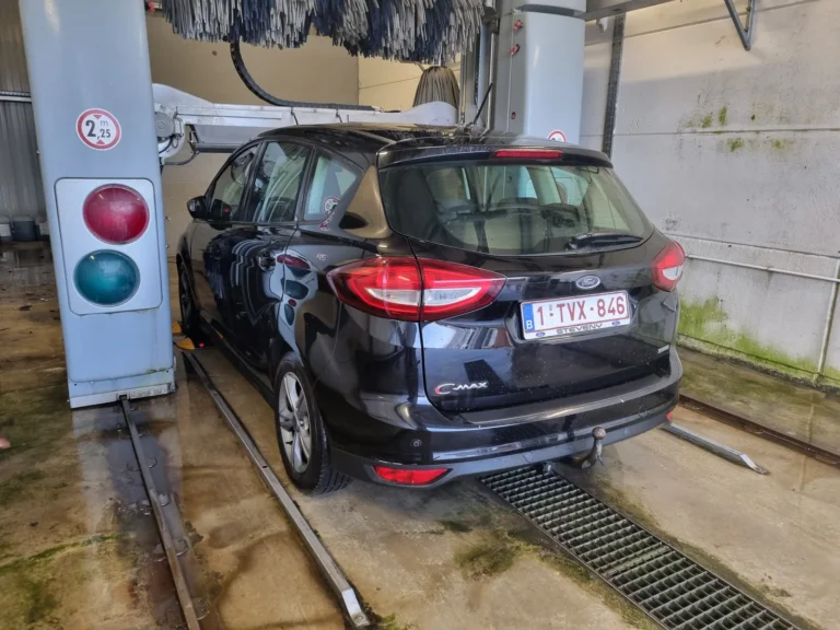 Installation de lavage et v&eacute;hicule en cours de traitement avec la gamme Cartec Royal Care