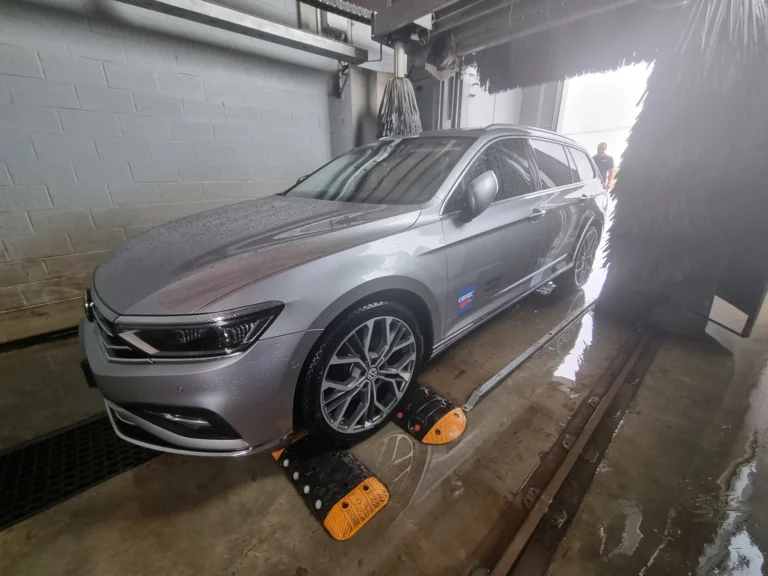 Installation de lavage et v&eacute;hicule en cours de traitement avec la gamme Cartec Royal Care