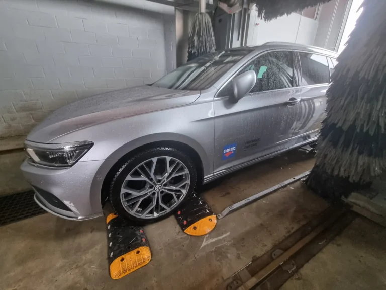 Installation de lavage et v&eacute;hicule en cours de traitement avec la gamme Cartec Royal Care