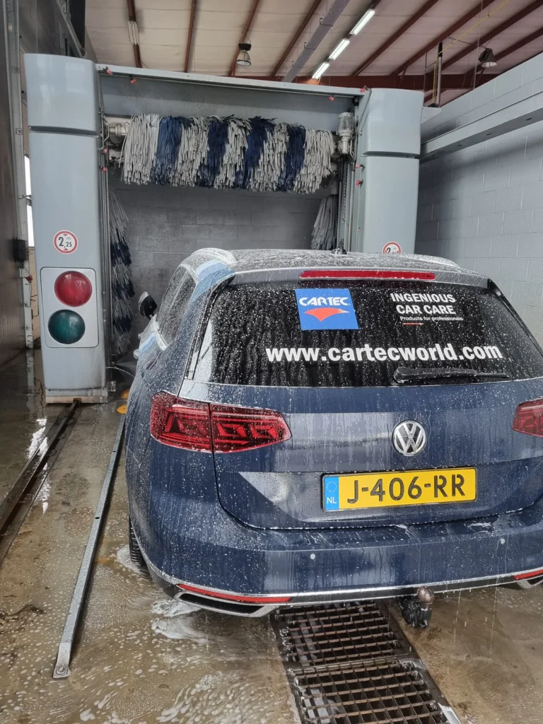Installation de lavage et v&eacute;hicule en cours de traitement avec la gamme Cartec Royal Care