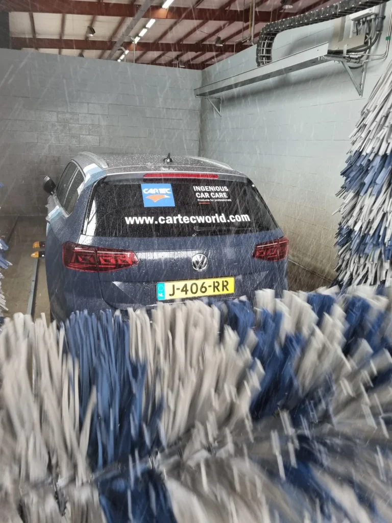 Installation de lavage et v&eacute;hicule en cours de traitement avec la gamme Cartec Royal Care