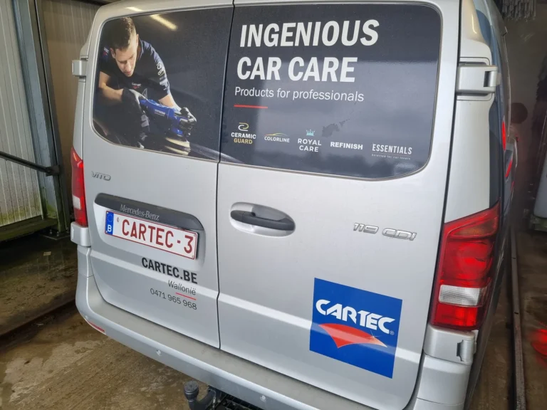 Installation de lavage et v&eacute;hicule en cours de traitement avec la gamme Cartec Royal Care