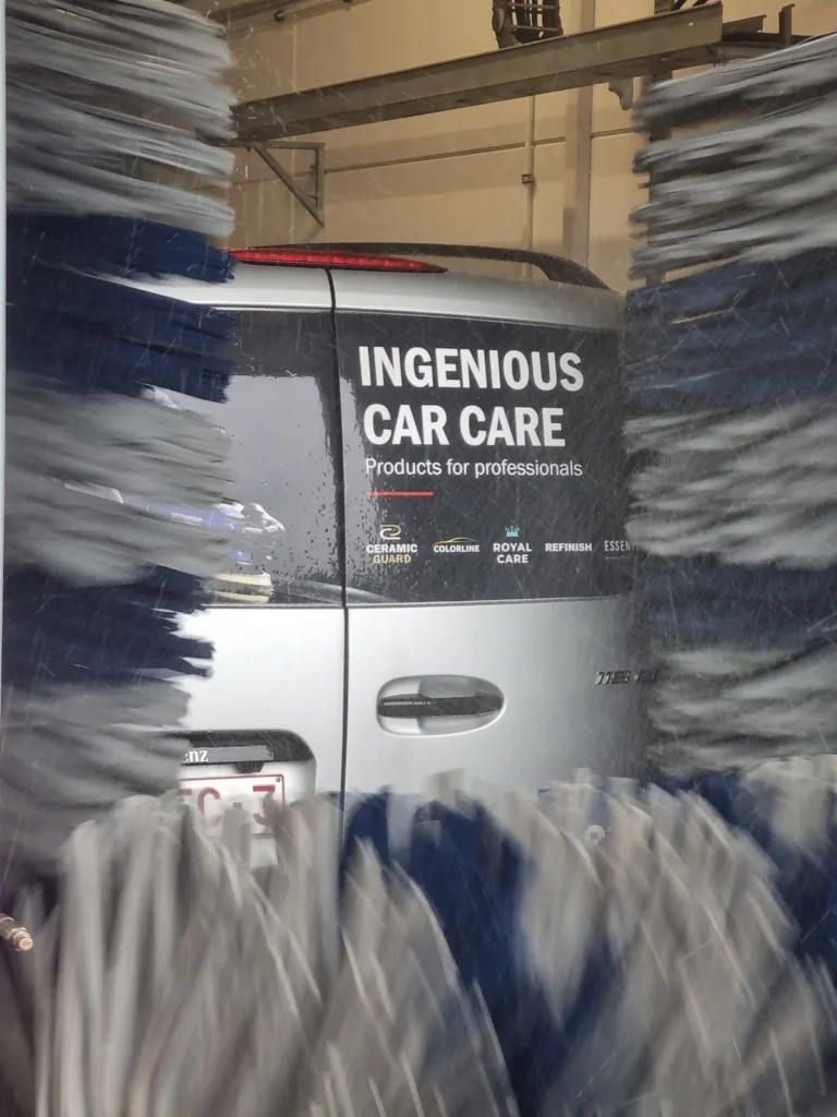 Installation de lavage et v&eacute;hicule en cours de traitement avec la gamme Cartec Royal Care