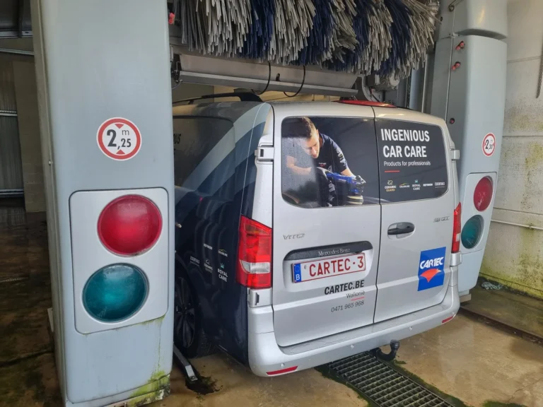 Installation de lavage et v&eacute;hicule en cours de traitement avec la gamme Cartec Royal Care
