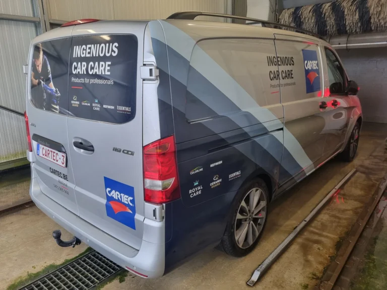 Installation de lavage et v&eacute;hicule en cours de traitement avec la gamme Cartec Royal Care