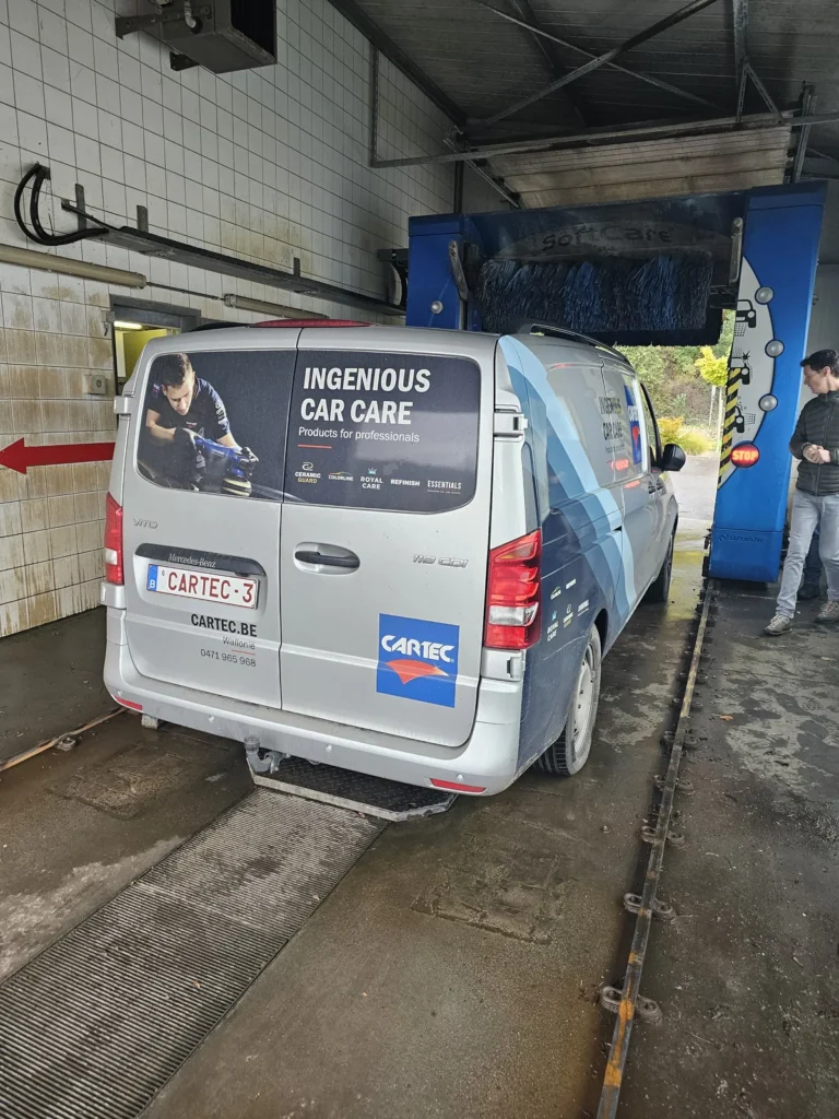 Installation de lavage et v&eacute;hicule en cours de traitement avec la gamme Cartec Royal Care