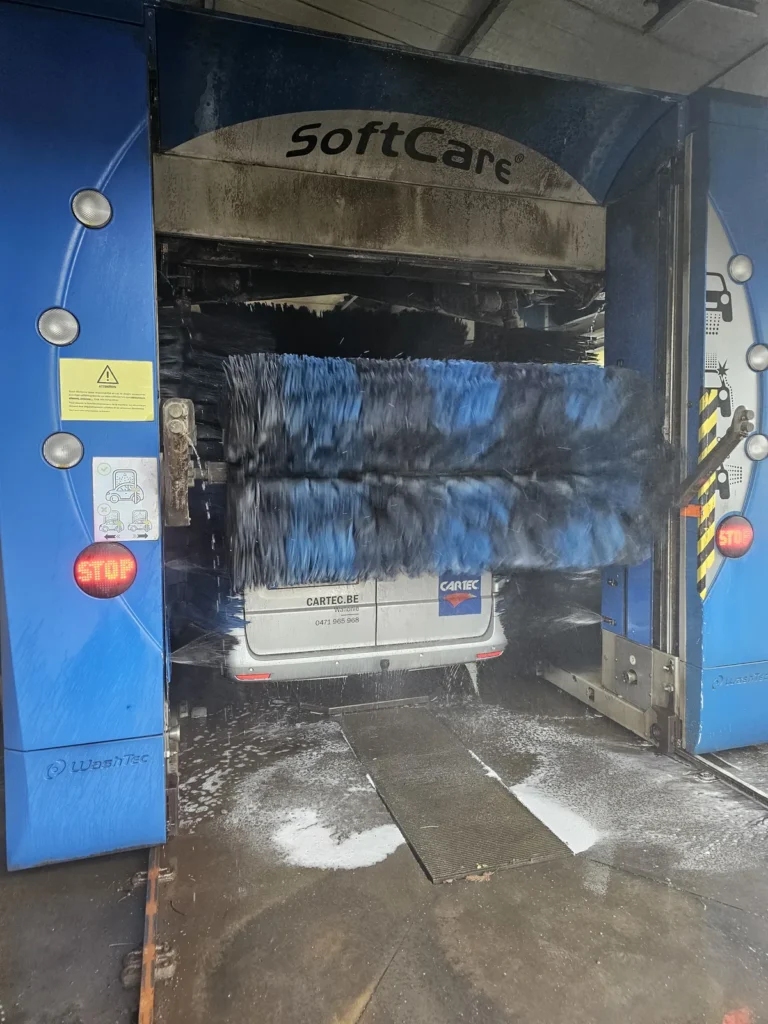 Installation de lavage et v&eacute;hicule en cours de traitement avec la gamme Cartec Royal Care