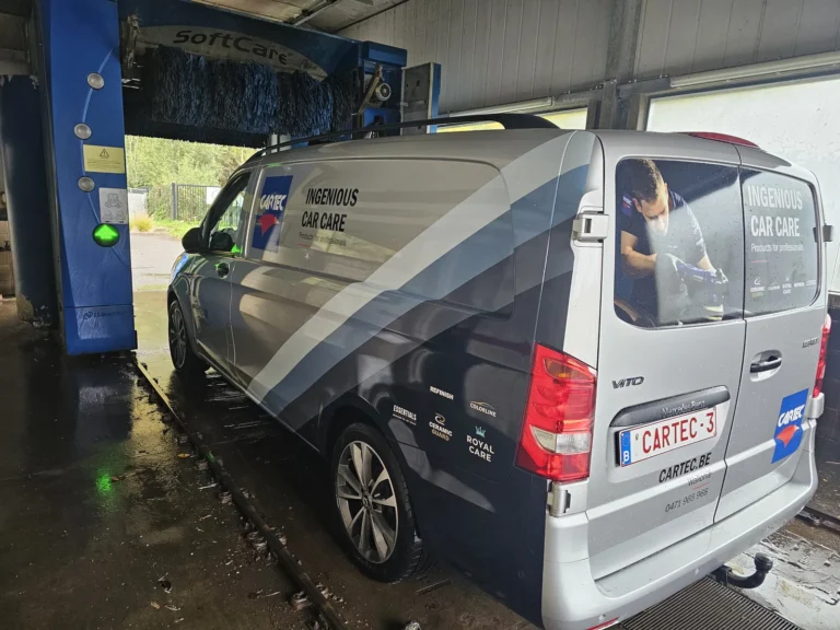 Installation de lavage et v&eacute;hicule en cours de traitement avec la gamme Cartec Royal Care