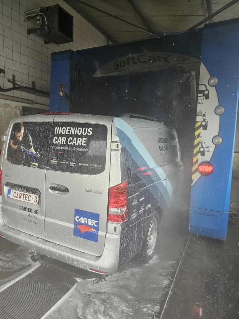 Installation de lavage et v&eacute;hicule en cours de traitement avec la gamme Cartec Royal Care