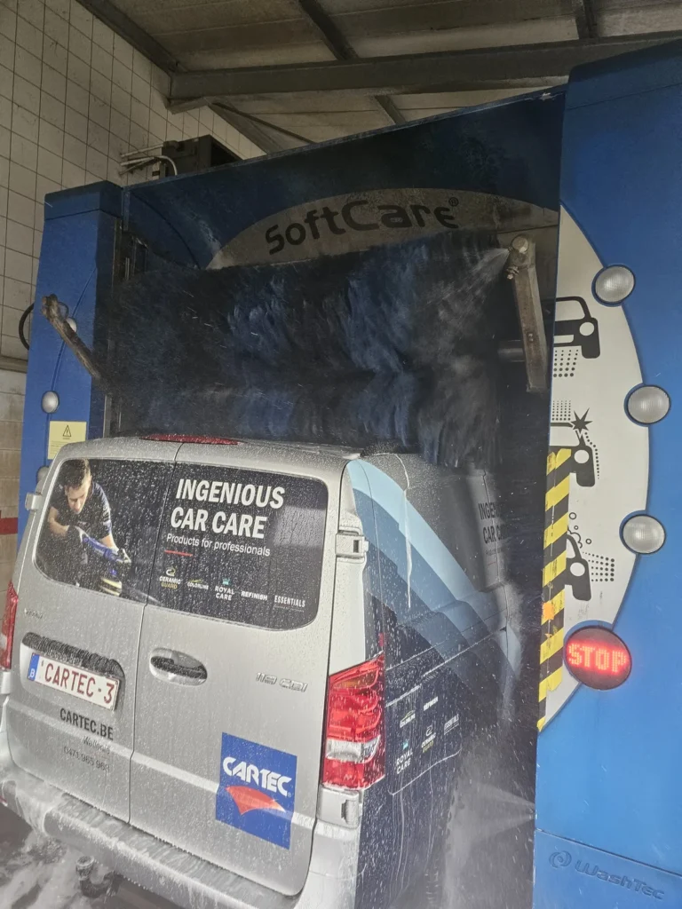Installation de lavage et v&eacute;hicule en cours de traitement avec la gamme Cartec Royal Care