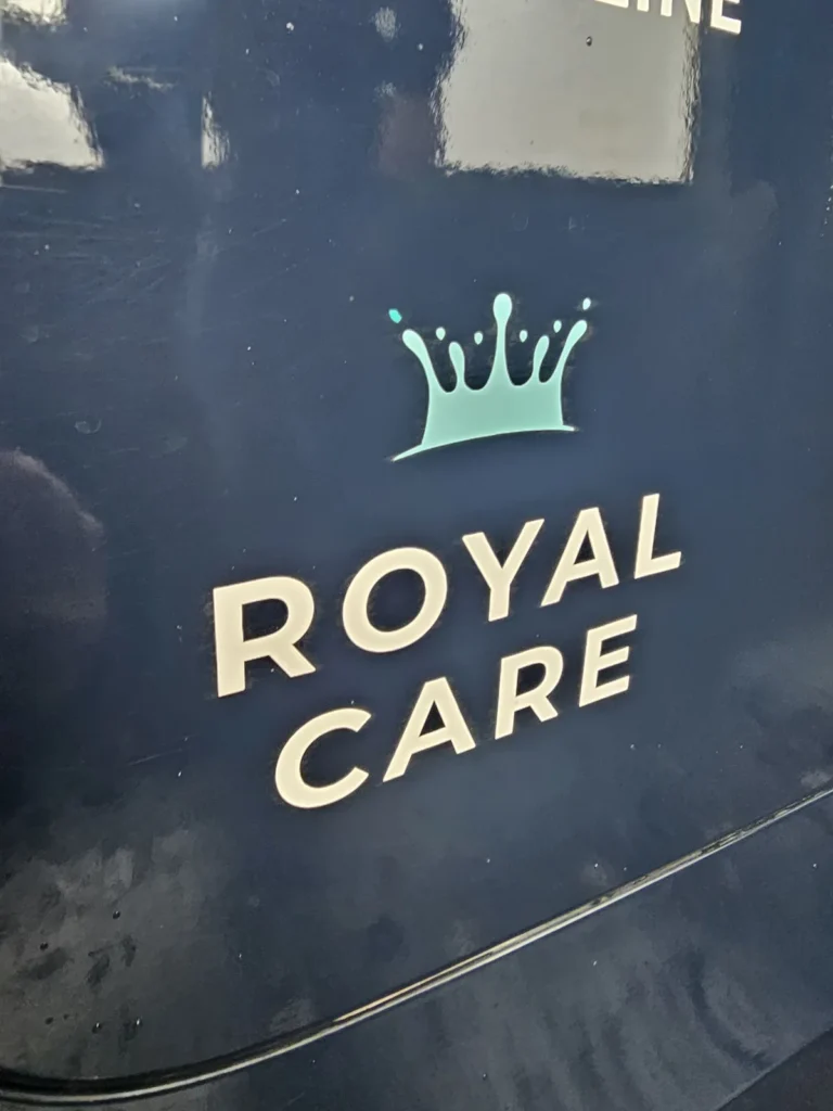Produits et identit&eacute; de la gamme Cartec Royal Care pour les professionnels du lavage