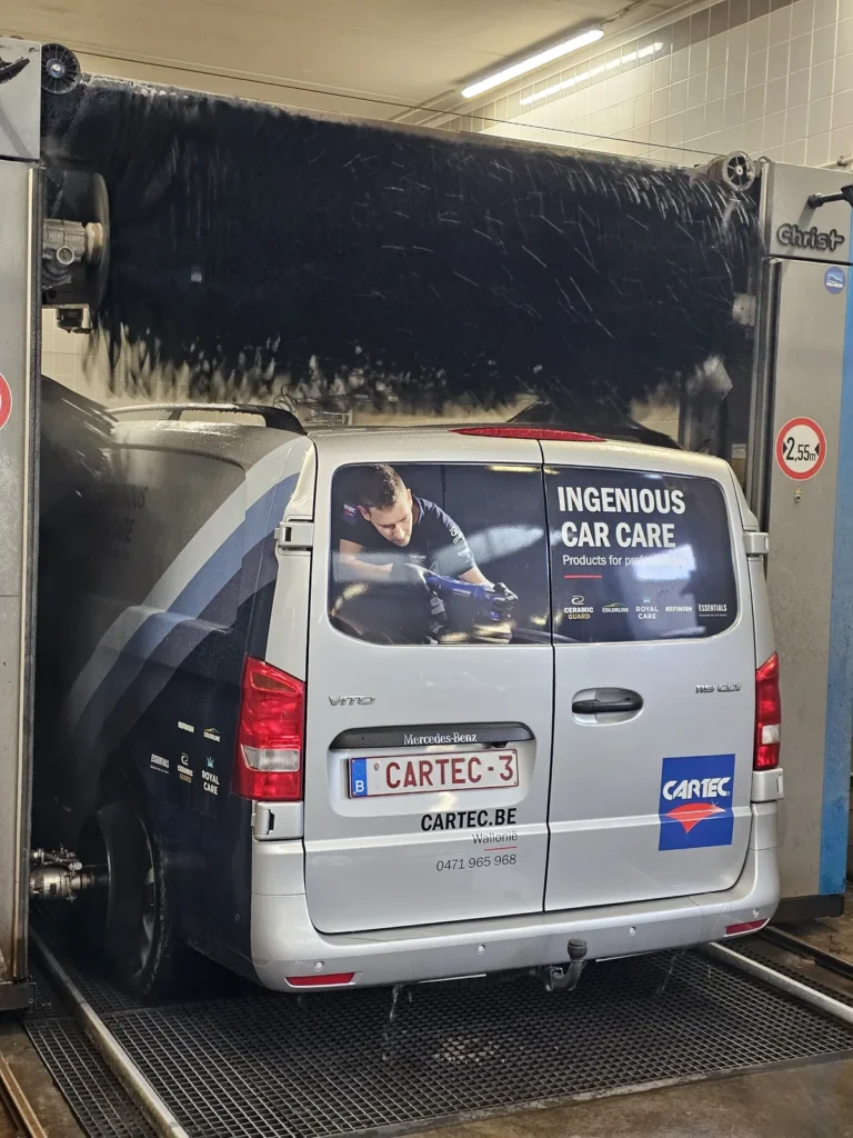 Installation de lavage et v&eacute;hicule en cours de traitement avec la gamme Cartec Royal Care