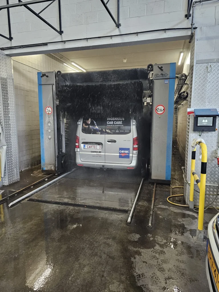 Installation de lavage et v&eacute;hicule en cours de traitement avec la gamme Cartec Royal Care