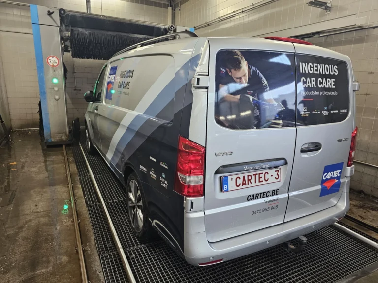 Installation de lavage et v&eacute;hicule en cours de traitement avec la gamme Cartec Royal Care