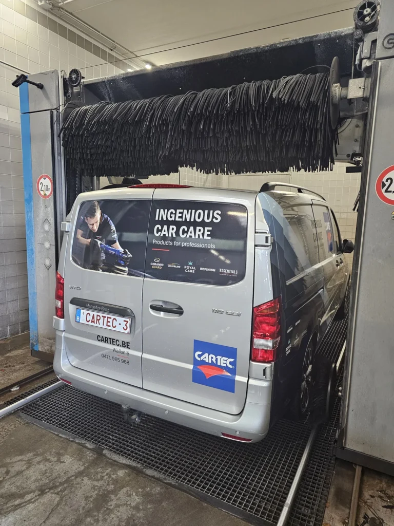 Installation de lavage et v&eacute;hicule en cours de traitement avec la gamme Cartec Royal Care