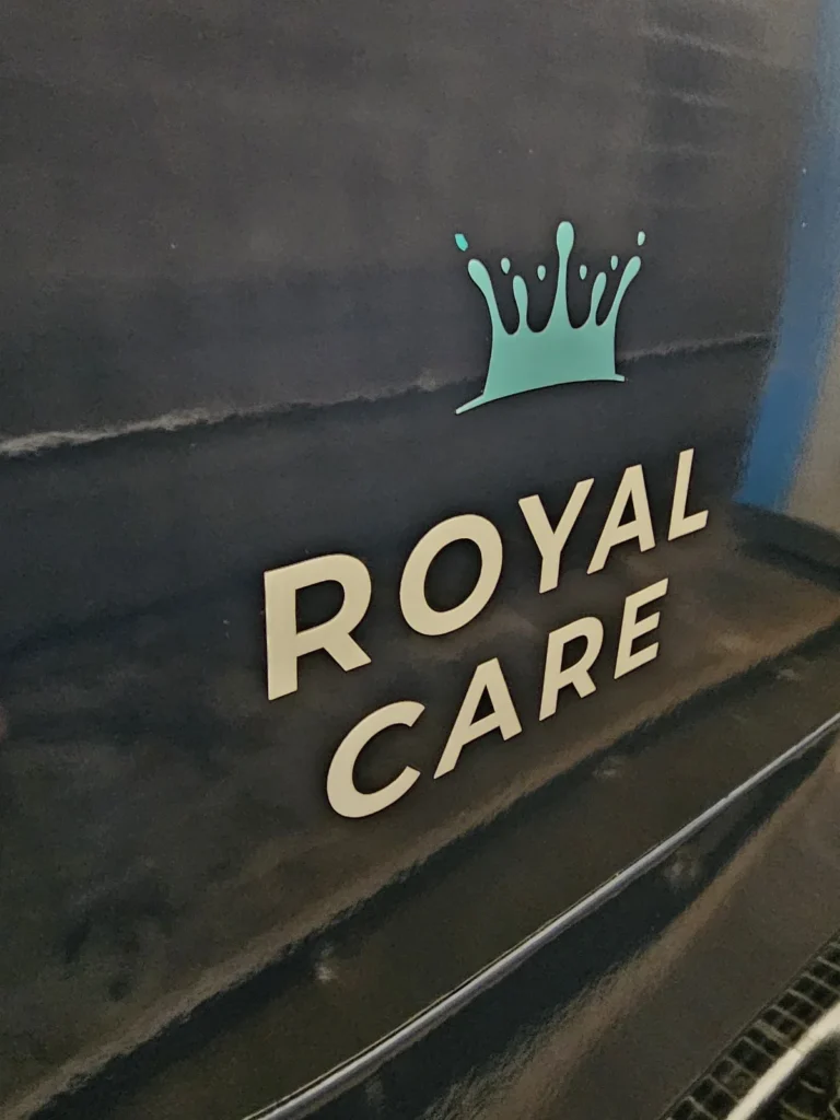 Produits et identit&eacute; de la gamme Cartec Royal Care pour les professionnels du lavage