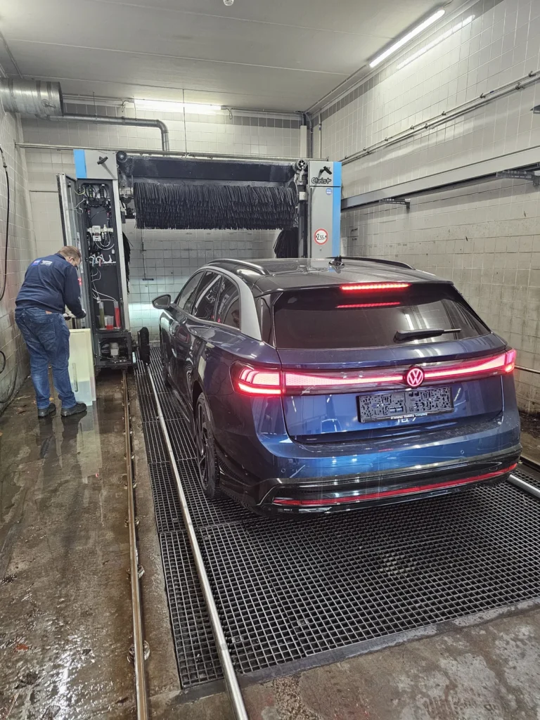 Installation de lavage et v&eacute;hicule en cours de traitement avec la gamme Cartec Royal Care