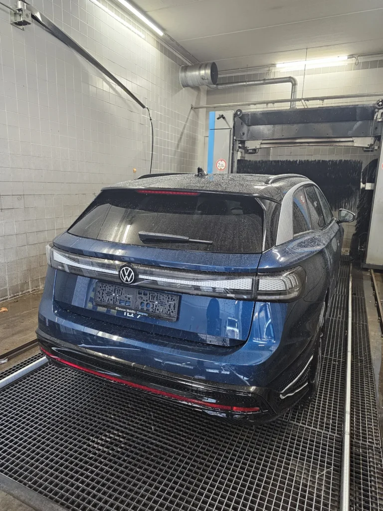 Installation de lavage et v&eacute;hicule en cours de traitement avec la gamme Cartec Royal Care
