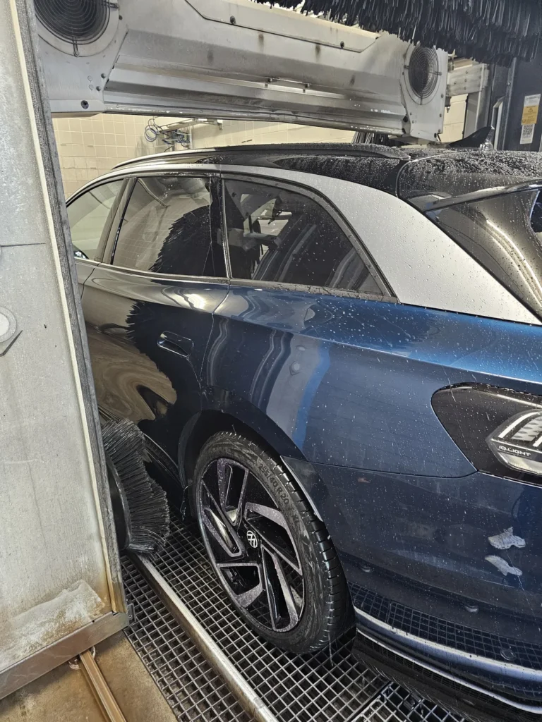Installation de lavage et v&eacute;hicule en cours de traitement avec la gamme Cartec Royal Care