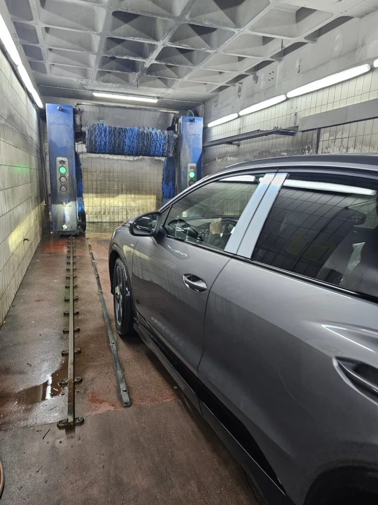 Installation de lavage et v&eacute;hicule en cours de traitement avec la gamme Cartec Royal Care