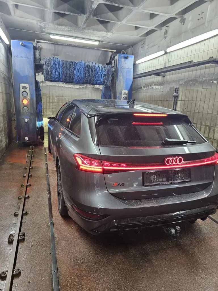 Installation de lavage et v&eacute;hicule en cours de traitement avec la gamme Cartec Royal Care